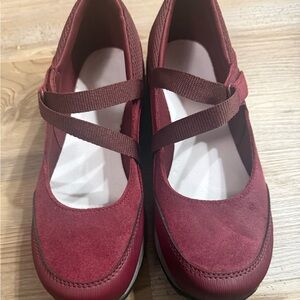 Dansko Women's Primrose mary jane flats in a burgundy/wine color.  Size 39/8-8.5